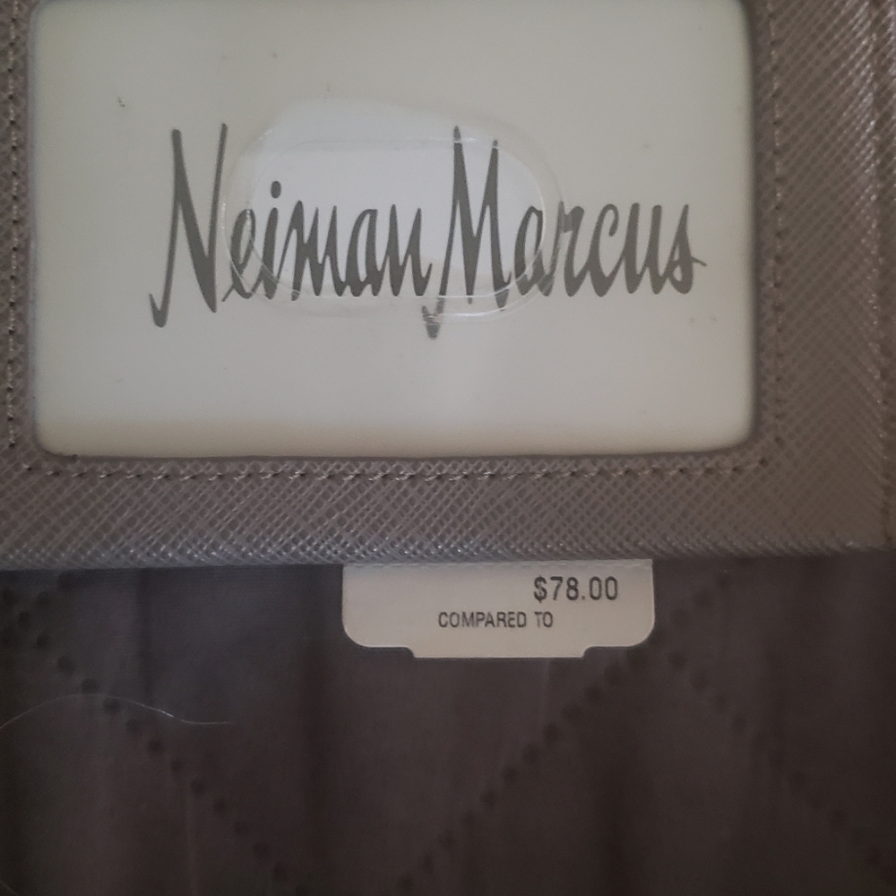 HP🔥🔥🔥Neiman Marcus credit card billfold, small - Picture 2 of 5